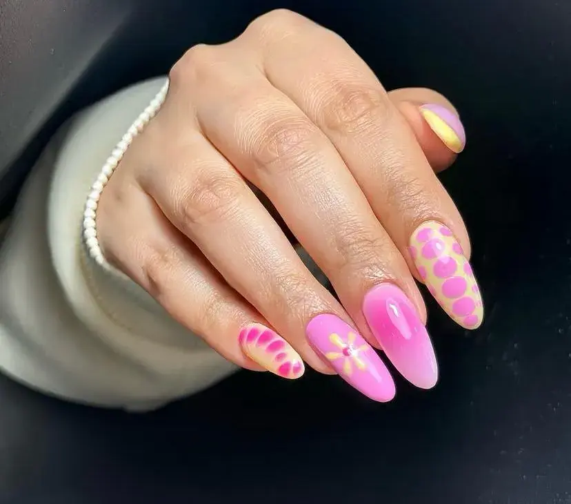 Parlak pembe ve sarı çiçek desenli uzun tırnaklar