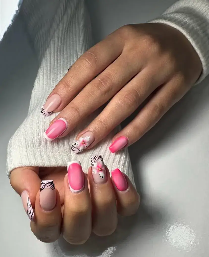 Canlı pembe tonlarda çiçek ve çizgi desenli tırnaklar