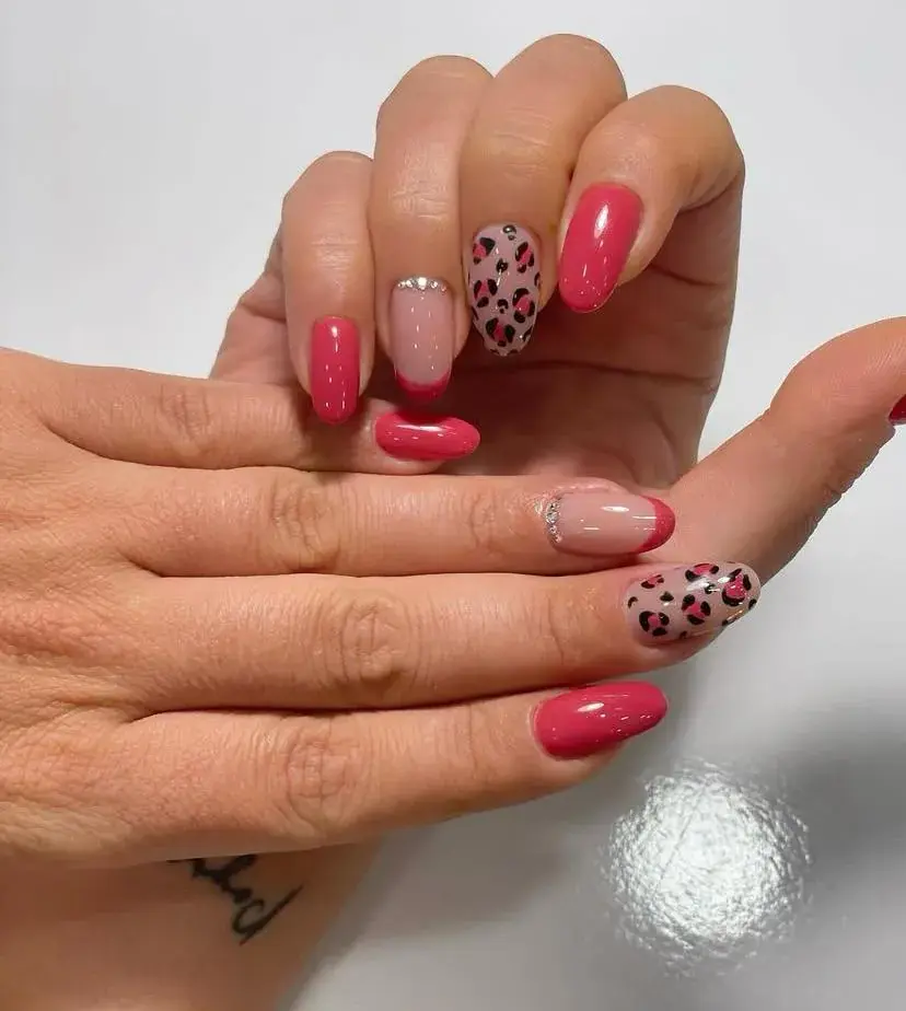 Canlı pembe tırnaklarda nude ve leopar desenli vurgular