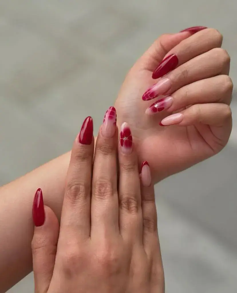 Bordo ve pembe geçişli, küçük kalp desenli tırnaklar