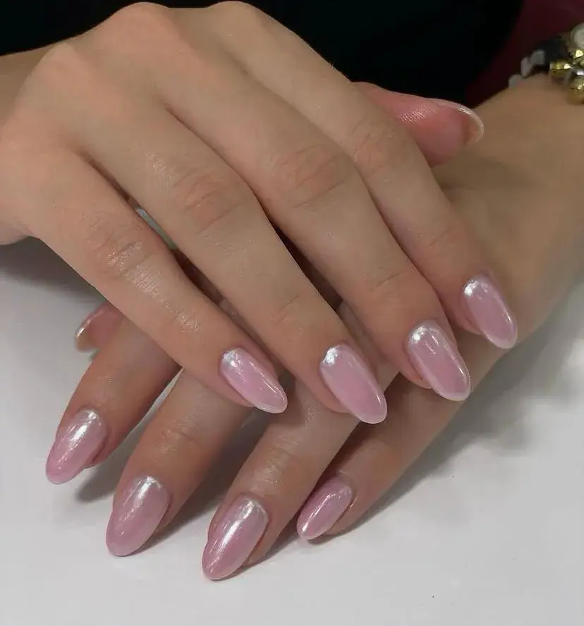 Açık pembe sedefli, sade badem biçimli tırnaklar