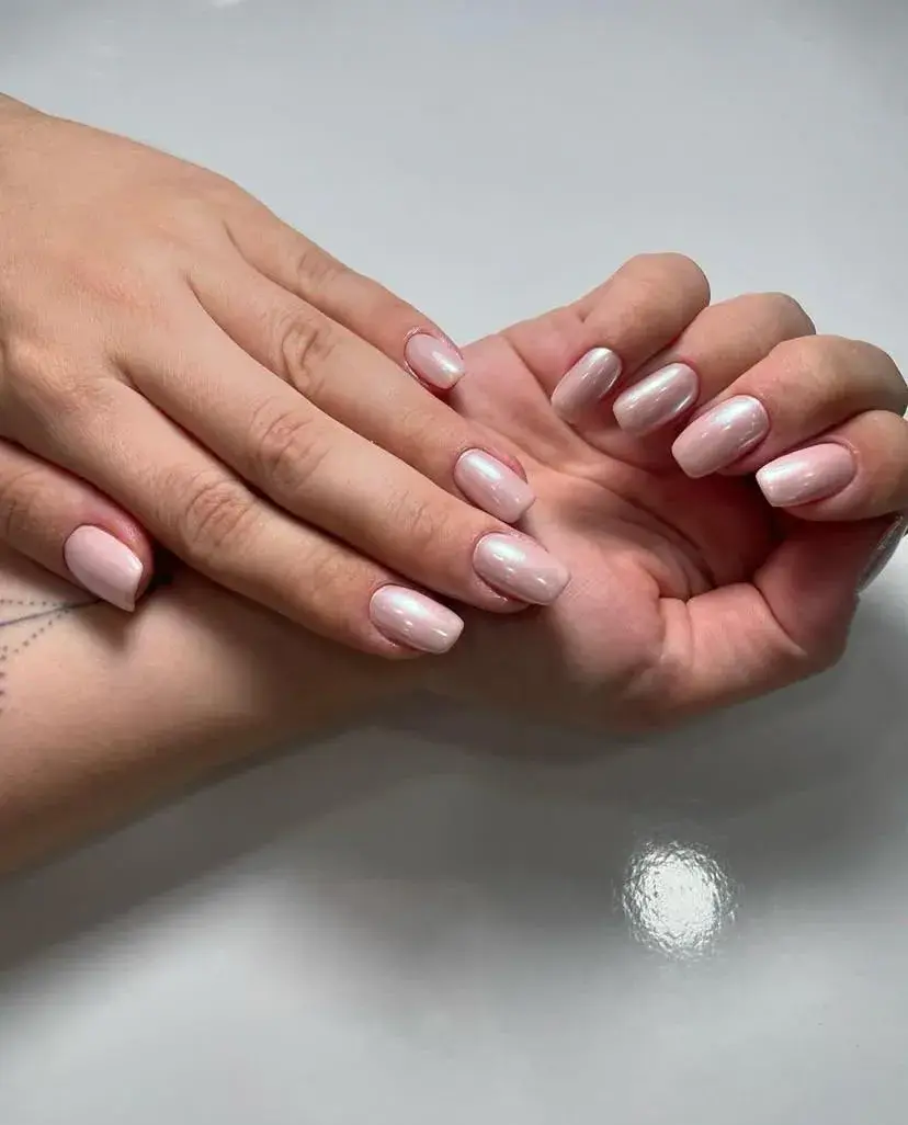 Pudra pembe tonunda inci yansımalı oval tırnaklar